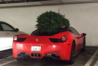 Így kell Ferrarival karácsonyfát szállítani