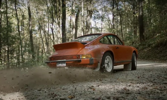 Pihentető videó terepen csapató Porschéval