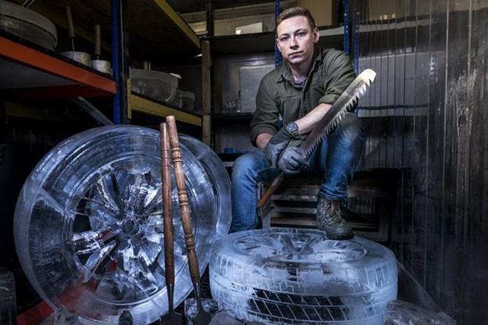 -30 fokban dolgozni nem annyira vicces. Nem is mosolyog a jégszobrász, pedig igazán arcára fagyhatott volna a mosoly