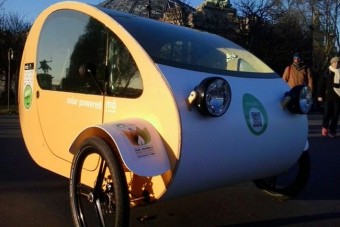 Mi ez? Napelemes városi autó vagy egy riksa?