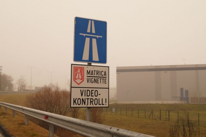 Autós, el ne feledd: hamarosan lejárnak a matricák! 5 Az idei évtől már türelmi idő sincs: ha felhajtunk matrica nélkül a sztrádára, mire a következő kúton megváltanánk a jogosultságot, jó eséllyel már meg is vagyunk büntetve