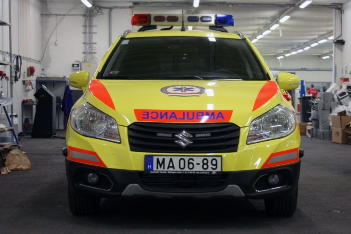 Magyar mentőautók a mentőszolgálatnál
