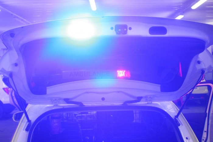 Hátrafelé éles LED-fény figyelmezteti az autósokat, ha a nyitott ajtó eltakarja a fényhidat