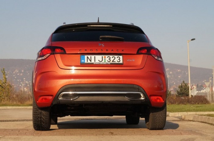 Háromcentis emeléssel bátrabban veszi a városi akadályokat a Crossback