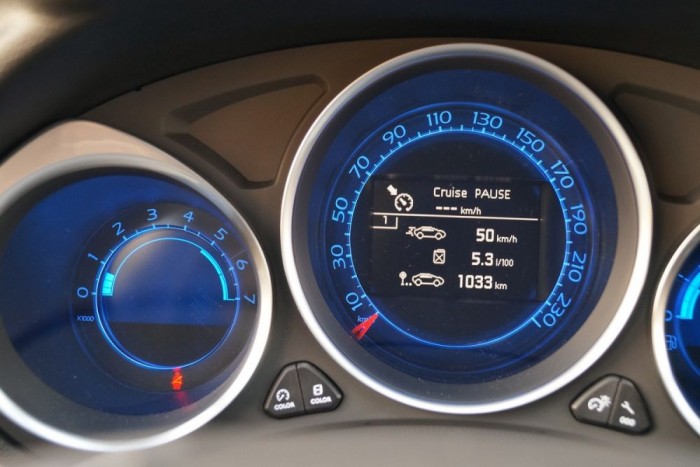 Aki erre gerjed, bekékítheti a műszeregység háttérvilágítását