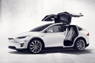 A hátul sirályszárnyas ajtajú Tesla Model X gyári hatótávadata 413 kilométer, az autó 3,2 mp alatt gyorsul nulláról 96 km/órára, ami pont 60 mérföld