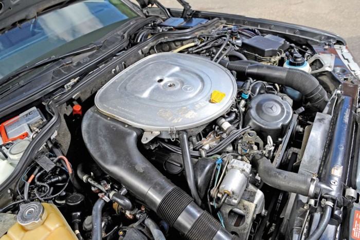 Német használt autó: betli vagy nagy fogás? 5 1985-ben a modellfrissítéssel a 224 lóerős 420-as V8 váltotta le a 380-ast. Vezérműtengelyeit lánc hajtja