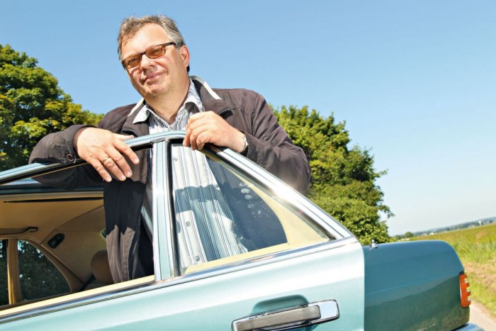 Német használt autó: betli vagy nagy fogás? 2 Alf Cremers a Motor Klassik című német autós lap munkatársa. Hatalmas fogásokra bukkan a murvás telepeken. Sok autót meg sem hirdetnek a kereskedők a neten