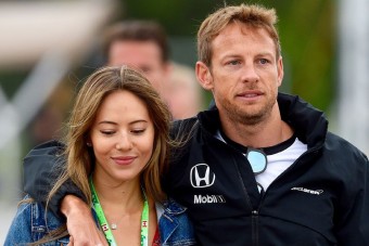 Egy év házasság után válik az F1-bajnok