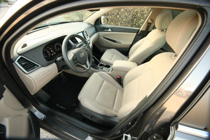 Teszt: Hyundai Tucson 2.0 CRDi 185 LE Executive 9 | Vezess Világos, barátságos belső tér
