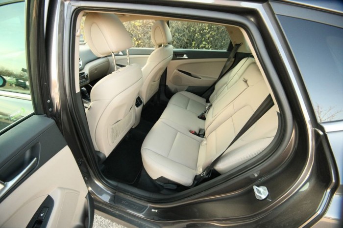 Teszt: Hyundai Tucson 2.0 CRDi 185 LE Executive 10 | Vezess Itt is elég tágas, a háttámlák dőlésszöge állítható