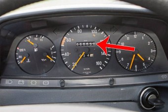 Ebben a 30 éves Merciben 30 kilométer van