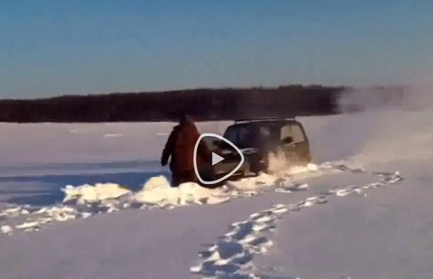 Varázslatos látvány ez a szűz hóban kotró Lada