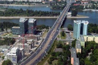 Halálra gázoltak egy férfit az Árpád hídon