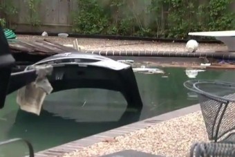 Tesla a medencében: fék helyett a gázra lépett