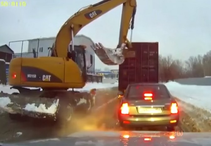 Markoló nyújtott segítő “kezet” az elakadt kamionnak