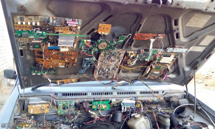 A srác azt mondta, megcsinálja a motorvezérlést. Nem épp ilyen megoldásra gondoltam.