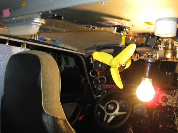 Itt annyi a finom részlet, hogy muszáj elidőzni. Az orrot daráló ventillátor, a hatalmas izzó, tökéletes!