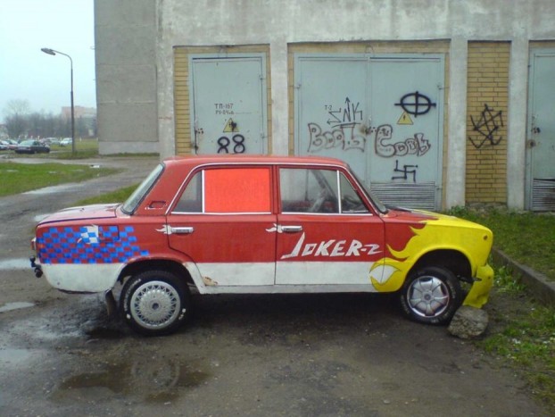 A színharmónia mesés, akárcsak a háttér.