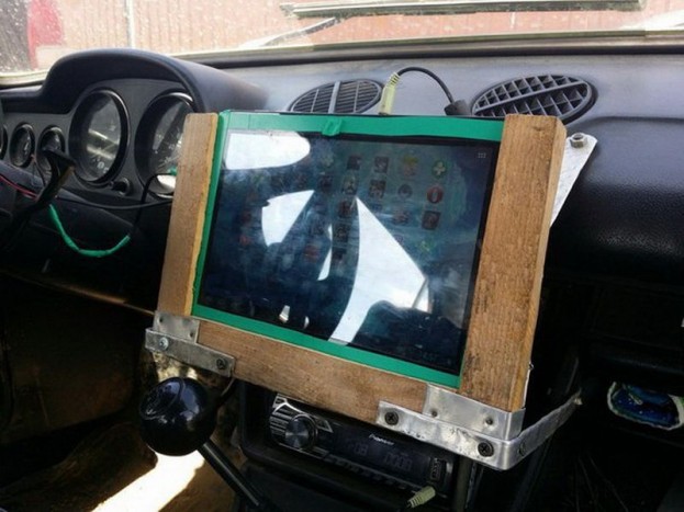 Mindig szidjuk a központi kijelző elhelyezését, íme egy kézműves, egyedi, hipszter megoldás.