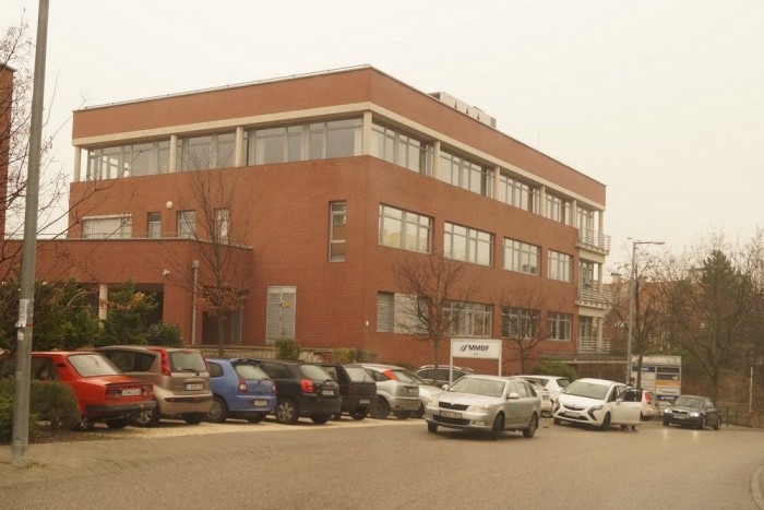 Tippek budapesti ingyen parkoláshoz 6 Szépvölgyi útról nyíló Montevideo magánút, a parkolás itt nem fizetős - bár úgy, ahogy a két Skoda és az Opel áll, tábla szerint tilos