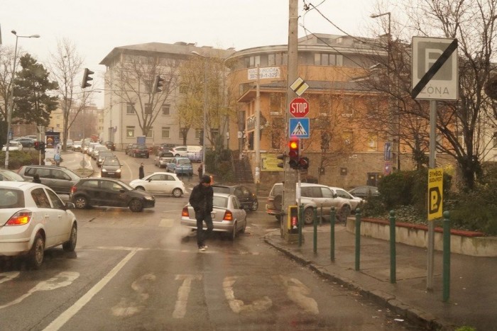Tippek budapesti ingyen parkoláshoz 7 A Pusztaszeri út torkolata a Szépvölgyibe: szemben nyílik a Montevideo, látható, hogy nincs zóna-tábla