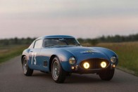 1956 Ferrari 250 GT TdF – 13,2 millió dollár - 3,76 milliárd forint. A TdF nem valami dízelizé, hanem a Tour de France rövidítése. Ami itt értelemszerűen autóversenyt jelent, a francia vidék gyönyörű útjain. Ez a modell sem gyakori, mindössze 14 darab készült belőle.