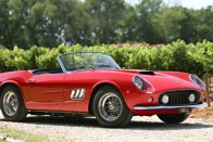 1961 Ferrari 250 GT SWB California – 16,8 millió dollár - 4,78 milliárd forint. Kezdenek unalmassá válni a Ferrarik, igaz? Pedig ez is gyönyörű darab, csinos felnivel, kopoltyúval, és burkolt fényszórókkal. A várakozásoknak megfelelő áron kelt el, nagyon nem pörgött rá senki. Fura.