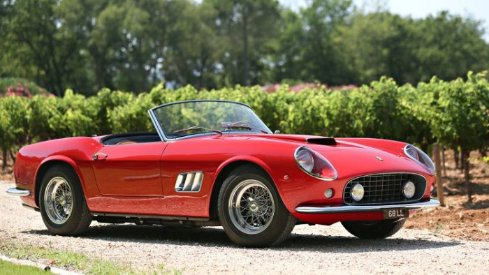 1961 Ferrari 250 GT SWB California – 16,8 millió dollár - 4,78 milliárd forint. Kezdenek unalmassá válni a Ferrarik, igaz? Pedig ez is gyönyörű darab, csinos felnivel, kopoltyúval, és burkolt fényszórókkal. A várakozásoknak megfelelő áron kelt el, nagyon nem pörgött rá senki. Fura.
