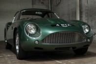 1962 Aston Martin DB4 GT Zagato – 14,3 millió dollár - 4,07 milliárd forint. Háh, végre magunk mögött hagyjuk a Ferrari univerzumot, és rögtön egy brit csodához érünk a hatodik helyen. Túl sok ebből sem készült, mindössze 19 darabot gyártottak a modellből, ez a példány a 14. Nem mellékesen minden idők legdrágábban eladott brit autója is ez a jószág.