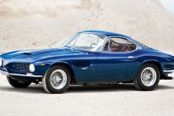 1962 Ferrari 250 GT Speciale, Bertone – 16,5 millió dollár - 4,7 milliárd forint. Ferrari ez is. Már az ötödik a sorban. Nuccio Bertone nevéhez számos különleges modell kapcsolódik, de elég kevés Ferrari. Na, ez most pont kivétel. Méghozzá annyira, hogy nemcsak hogy ő tervezte, hanem neki is készült ez a cápaorrú, inkább érdekes, mint szép autó.