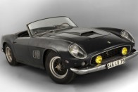 1961 Ferrari 250 GT SWB California – 18,6 millió dollár - 5,3 milliárd forint. Bár általában sok pénzért a példás állapotban lévő, steril autók szoktak elkelni, ez az autó úgy ment el hihetetlen összegért, ahogy találták, évtizedes porral, mocsokkal, vagy ha úgy költőibb, emelkedettebb, akkor patinával. A járgányt 58 társával együtt egy elfeledett francia pajtában találták. Gyorsan én is hátramegyek a telek végi csalitosba, hátha találok ott néhány Ferrarit a gyújtós mögött szomorkodni.