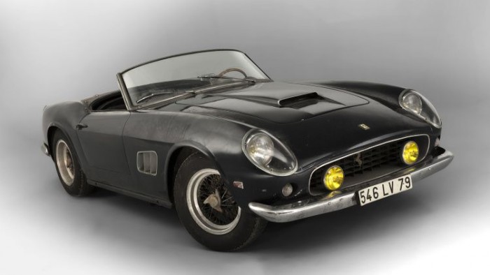 Használt autók elképesztő árakon 3 1961 Ferrari 250 GT SWB California – 18,6 millió dollár - 5,3 milliárd forint. Bár általában sok pénzért a példás állapotban lévő, steril autók szoktak elkelni, ez az autó úgy ment el hihetetlen összegért, ahogy találták, évtizedes porral, mocsokkal, vagy ha úgy költőibb, emelkedettebb, akkor patinával. A járgányt 58 társával együtt egy elfeledett francia pajtában találták. Gyorsan én is hátramegyek a telek végi csalitosba, hátha találok ott néhány Ferrarit a gyújtós mögött szomorkodni.