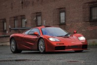 1998 McLaren F1 LM – 13,7 millió dollár - 3,9 milliárd forint. Egy aránylag friss példány, alig 17 éves. Különlegességét az adja, hogy gyárilag hozták szinte versenykész állapotba. Rövid ideig a legnagyobb összegért elkelt brit autó volt, aztán jött a DB4-es.