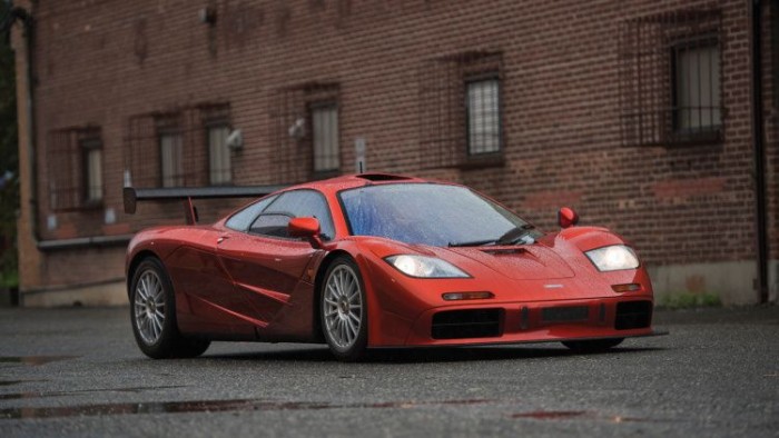 1998 McLaren F1 LM – 13,7 millió dollár - 3,9 milliárd forint. Egy aránylag friss példány, alig 17 éves. Különlegességét az adja, hogy gyárilag hozták szinte versenykész állapotba. Rövid ideig a legnagyobb összegért elkelt brit autó volt, aztán jött a DB4-es. 