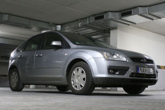 Használt autó: érdemes volt kint megvenni? 5 195/65 R15-ös Firestone téli gumival csináltuk végig az első telet, amit a kocsihoz kaptunk. Az ideinek 205/55R16-os Pirellikkel futunk neki, de ha lesz tél és a kollégáknál beválik a Goodyear illetve Michelin új négyévszakos gumija, akkor én is megfontolom a Vector 4Seasons Gen-2 vagy a CrossClimate beszerzését. A futóműhöz illő sportos nyári gumit, amit kinéztem, sajnos nem gyártják a közönséges 205/55 R16-os méretben, 17-es felnire én nem állnék át, mert fontos a rugózási kényelem