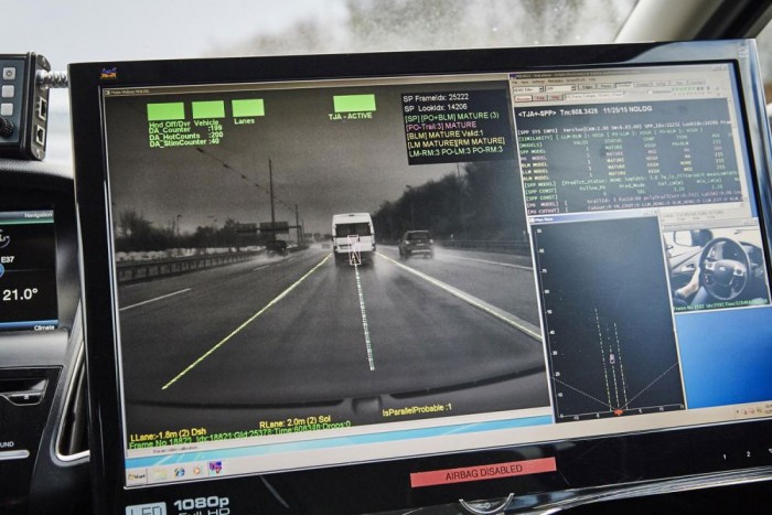 A nők az emberekben, a férfiak a számítógépekben bíznak 4 | Vezess Még öt év és autópályán a sávváltást is átadhatjuk a számítógépnek a távolságtartás, a holttérfigyelés és a kormányzás mellett