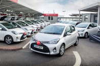 A benzinesek legjobbja, a Toyota Yaris Hybrid, 4,8 l/100 kilométeres átlagával kilencedik lenne a dízelek között. Környezetszennyezésben viszont összehasonlíthatatlanul jobb a benzines hibrid a dízelmotoros kisautóknál