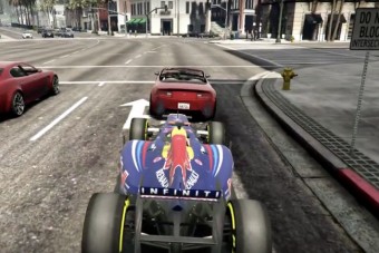 Állatkodás F1-es autóval városban - videó