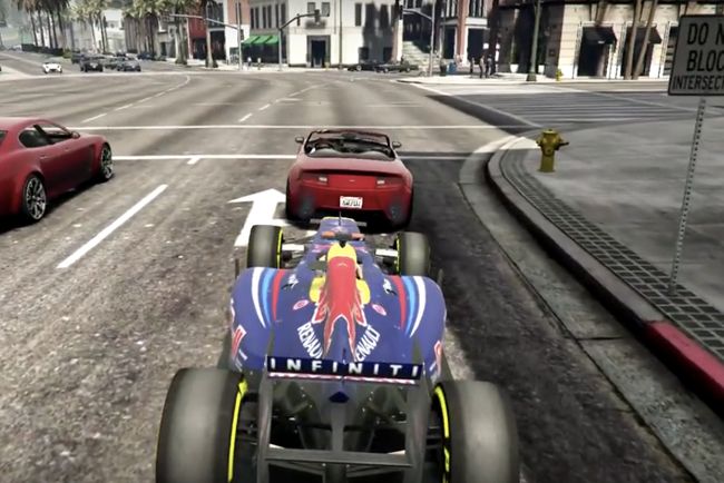 Állatkodás F1-es autóval városban – videó