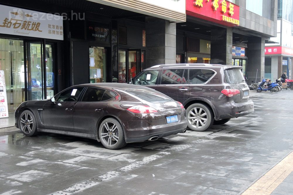 Kínában is azt gondolják a gazdagok, hogy bárhol lehet parkolni. Mondjuk járdán keresztben...