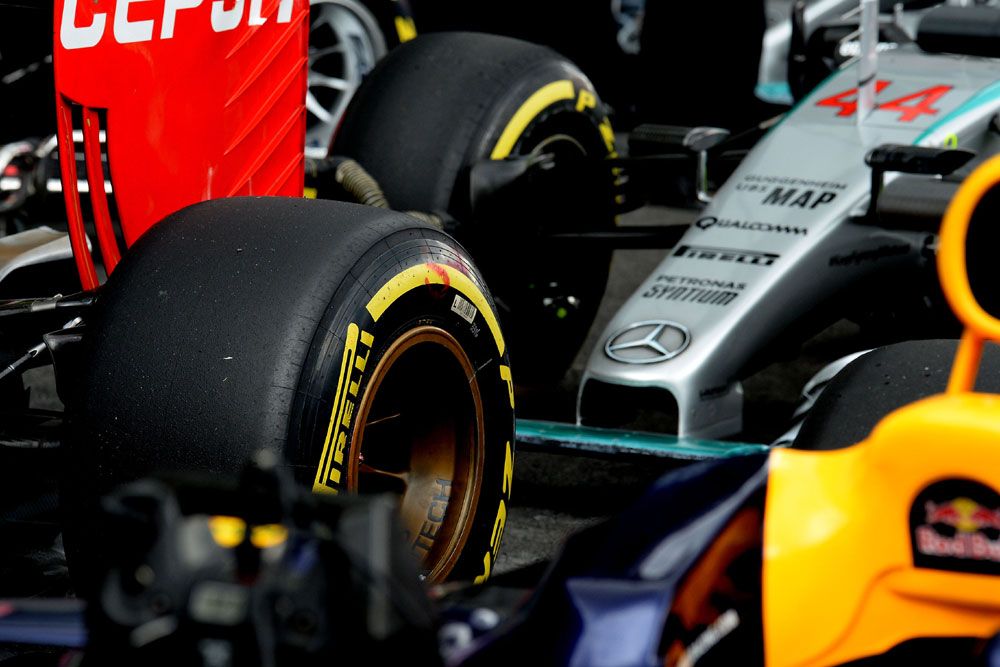 F1: A Pirelli nem bízott a csapatokban? 22