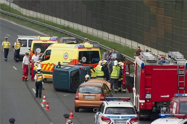 Négy autó ütközött az M1-es autópályán