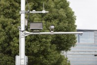 Ez a radar- és kamerarendszer nem a szabálytalankodók megregulázására szolgál. (Japánban eléggé szabálykövetők az autósok.) Inkább abban segít, hogy észrevegyük a takarásban haladó, vagy más okból nehezen észlelhető járműveket, gyalogosokat