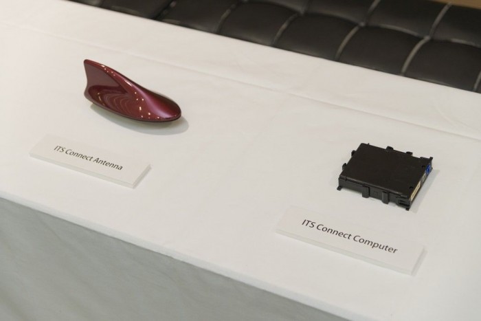 Összesen ennyi kell hozzá az autóban. Egy antenna és egy kis számítógép. Japánban 65 000 forintnak megfelelő összegbe kerül, ha extraként megvásároljuk