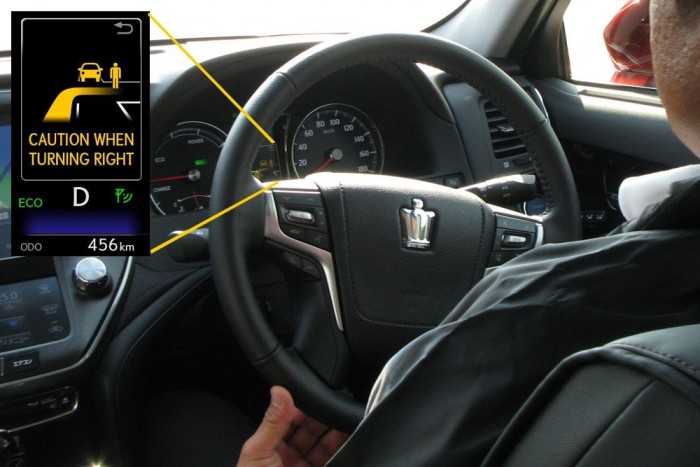 A sebességmérő és a fordulatszámmérő közötti kijelzőn felvillanó ábra és hangjelzés hívja fel a veszélyre a figyelmet