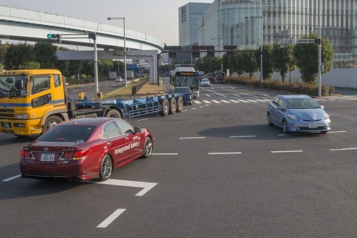 Ebben a kereszteződésben (Tokió, baloldali közlekedés) ügyesen alakítottak ki nagyívű kanyarodó sávokat és a helyzet is egyértelmű. Ám egy hagyományos kereszteződésben a Priust kitakarhatná a nagy ívben bekanyarodásra váró teherautó, s abban a helyzetben értékelhető segítséget nyújtana a rendszer