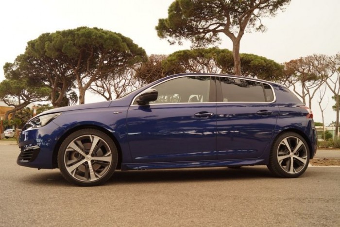2015 legjobb autói az olvasók szerint 8 4. Peugeot 308 GT, 8.9 pont - Lehet igazságos egy ilyen lista? Naná, hogy nem. A Peugeot már év eleje óta állja a szavazatok hadát, főleg a hízelgő tízeseket, és érdekes módon, egyenletesen jó teljesítménnyel esett be a negyedik helyre. Talán az 1200 kilogrammos tömeg, és a több mint 200 lóerős turbómotor vívta ki az elismerést.