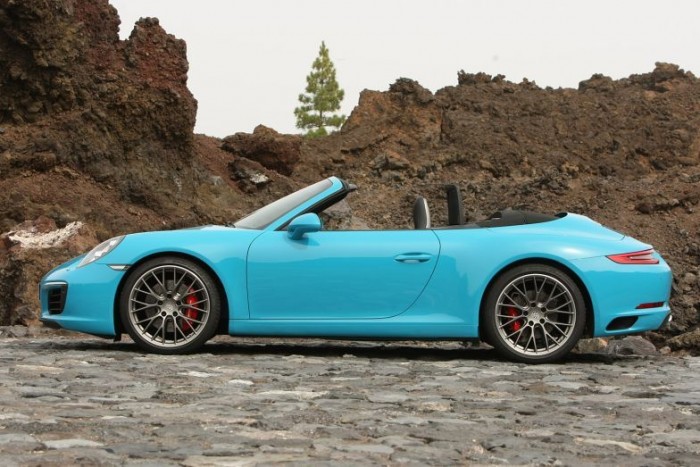 2015 legjobb autói az olvasók szerint 6 6. Porsche 911, 8.8 - A legendás 911-es legújabb, erősebb, gyorsabb hetedik generációs modelljét igen kevesen értékelték rosszul. Az immár turbóval felszerelt klasszikus Porsche komplett életérzésként gyűjtötte magának az erős pontokat, ugyan ki tudna ellenállni egy ilyen kabriónak, valamelyik látványos tengerparti szerpentinen?