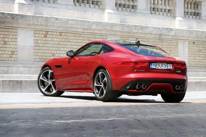 2015 legjobb autói az olvasók szerint 7 | Vezess 9. Jaguar F-Type 8.6 pont - A nemes brit sportkupé eszement teljesítménnyel, frenetikus hanggal, tökéletes, szemet gyönyörködtető formával akkor is felkerült volna a listára, ha senki sem szavaz rá. Bűn lett volna, hiszen egy gázfröccs, és szem nem marad szárazon.
